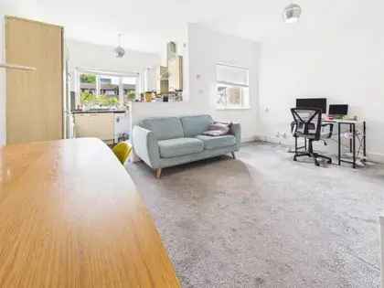 2 Bedroom 75m² Flat in Twickenham Near Station