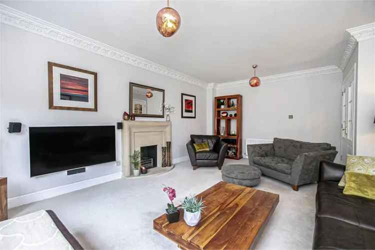 5 Bed Detached House with 2 Reception Rooms in Cala Estate