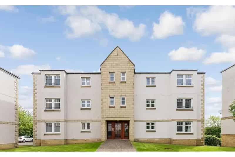 2 Bed Top Floor Flat Modern Development Near Railway Station