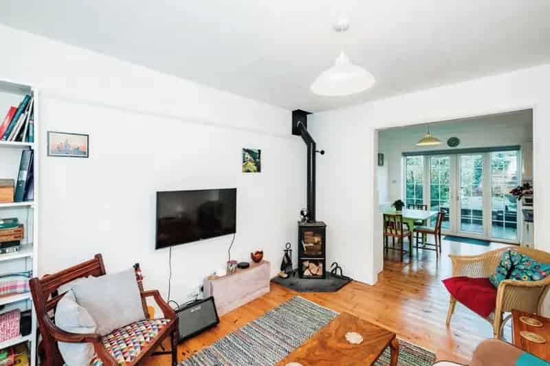 Elegant 4-Bedroom Family Home with Open-Plan Living and Private Garden