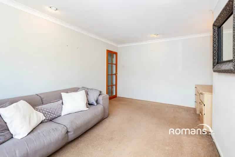 2 Bedroom Flat First Floor Maisonette Private Garden Furnished or Unfurnished