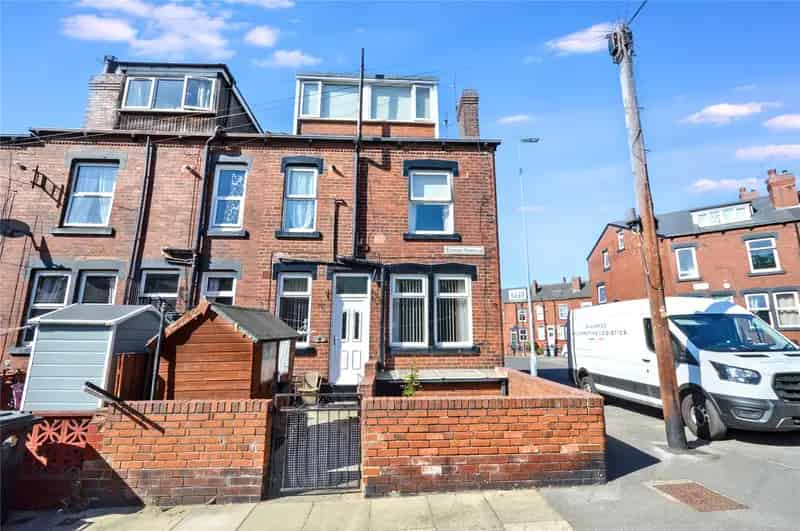 2 Bed End Terrace House Near M62 M1 Motorways