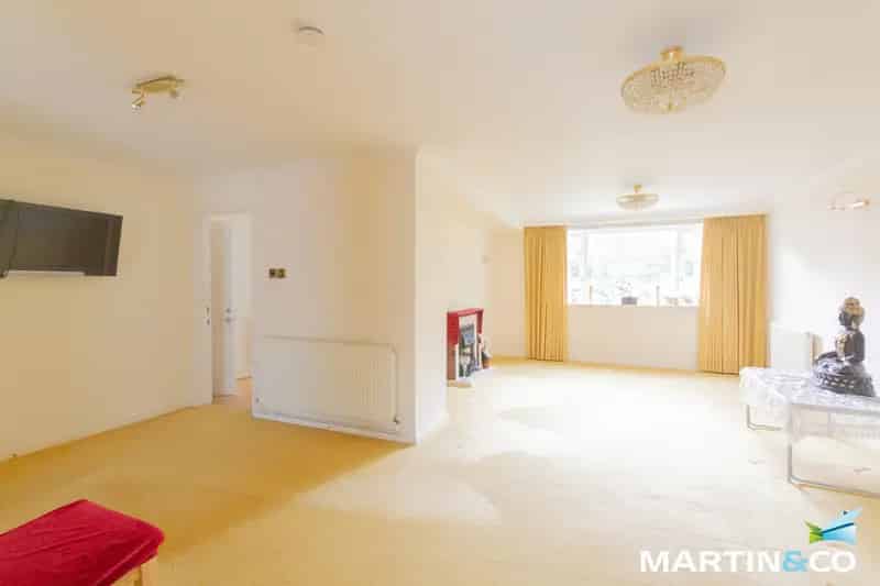 4 Bedroom Detached House with Garage and Garden