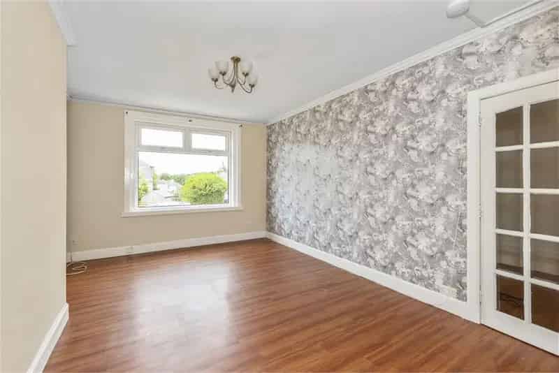 3 Bed Ground Floor Flat with Private Garden and Driveway