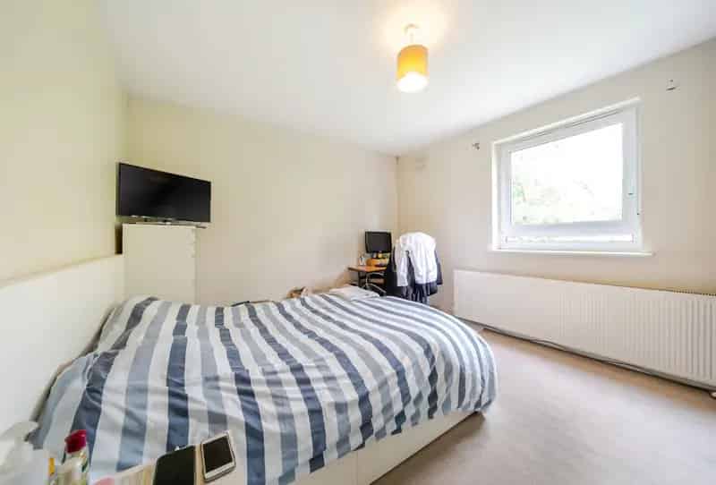 2 Bedroom Flat for Sale - Private Garage & Communal Gardens