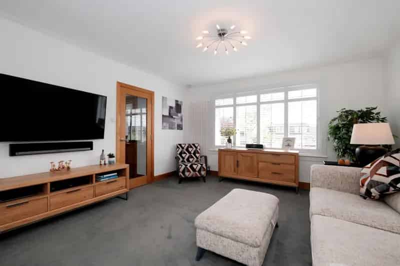 Spacious Detached House with Upgraded Kitchen and Garden