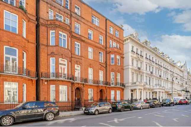 Flat to rent in Palace Gate, South Kensington W8