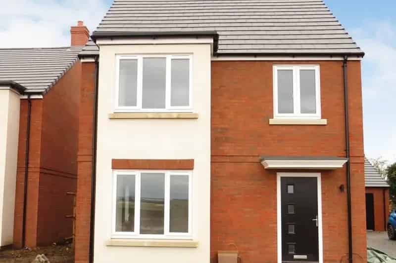 3 Bed Detached House with Garage and Solar Panels