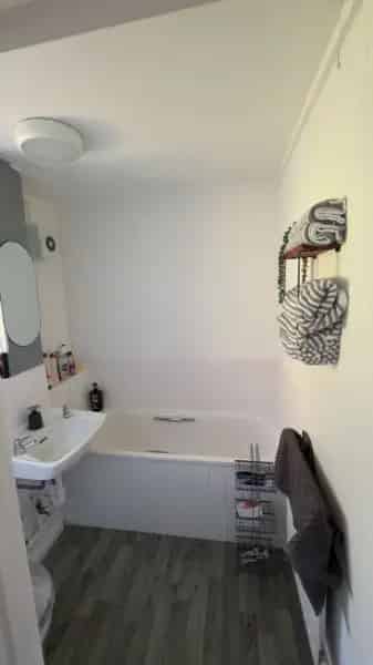 1 Bed Garden Flat Spacious Living Room