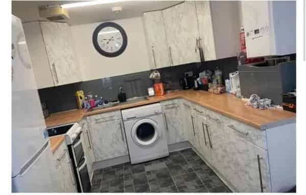 Large 1 Bedroom Flat Near Shops and Schools Pets Allowed