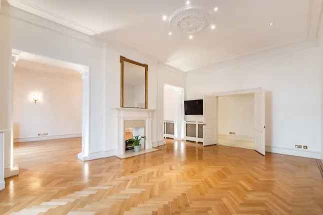 4 Bedroom Apartment near Kensington Gardens