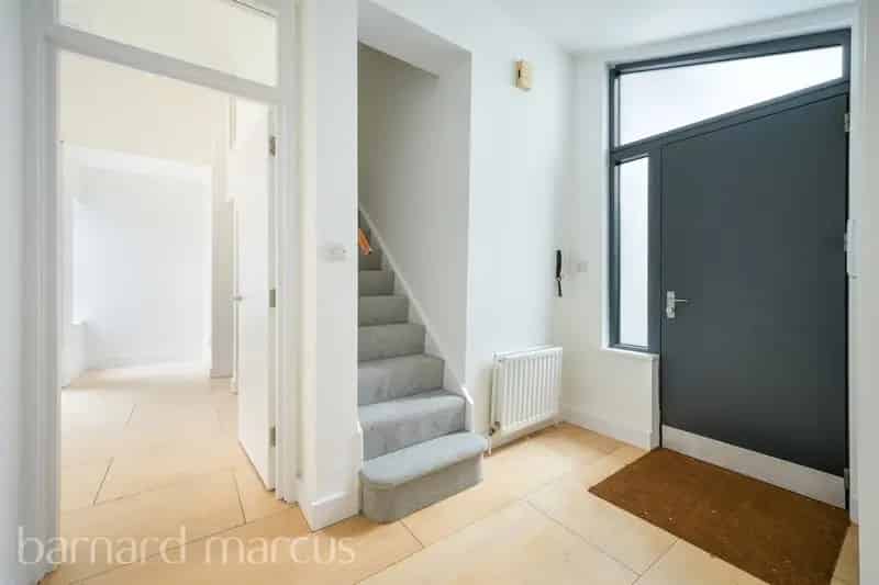 Spacious House with Garden Access and Modern Kitchen