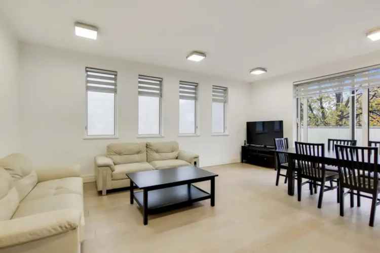 3-Bedroom Apartment Near Ealing Common Station