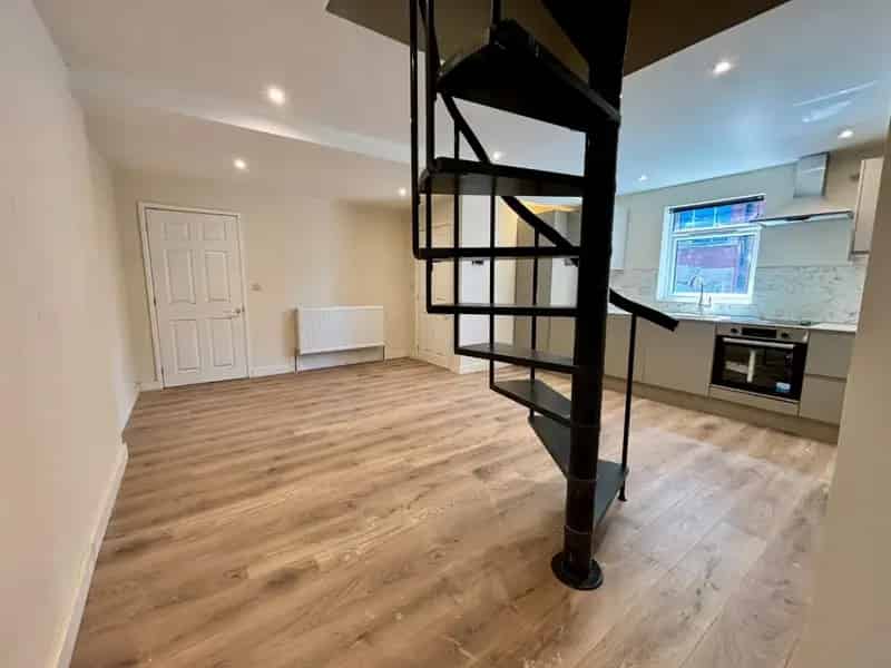 2 Bedroom Flat For Sale Easton - Renovated Maisonette