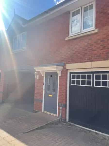 1 Bed Maisonette with Private Garden and Garage