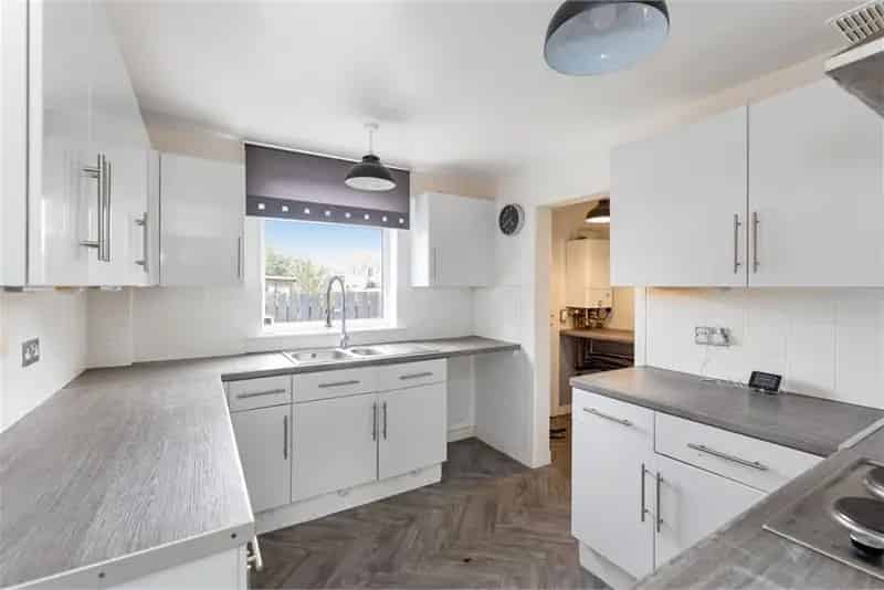 4 Bed House - Semi Detached with 1 Reception Room