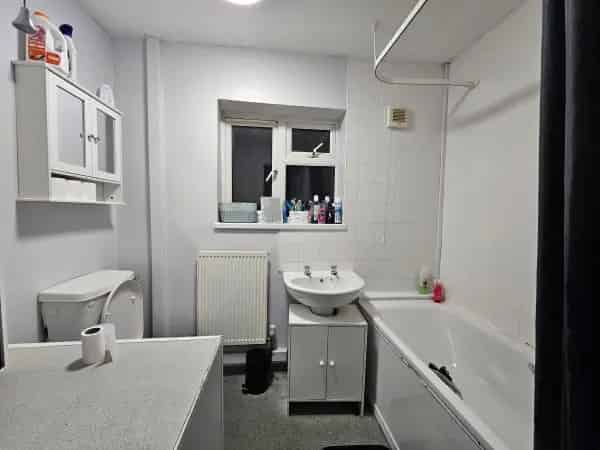 3 Large Bedroom House Near Shops and Schools