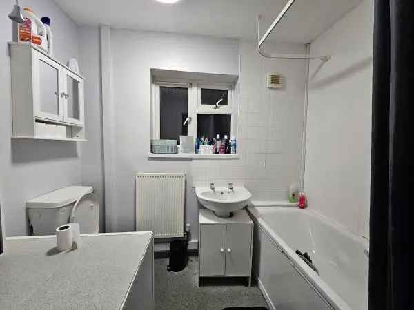 3 Large Bedroom House Near Shops and Schools