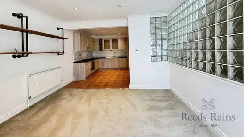2 Bedroom Flat for Sale in London SE6