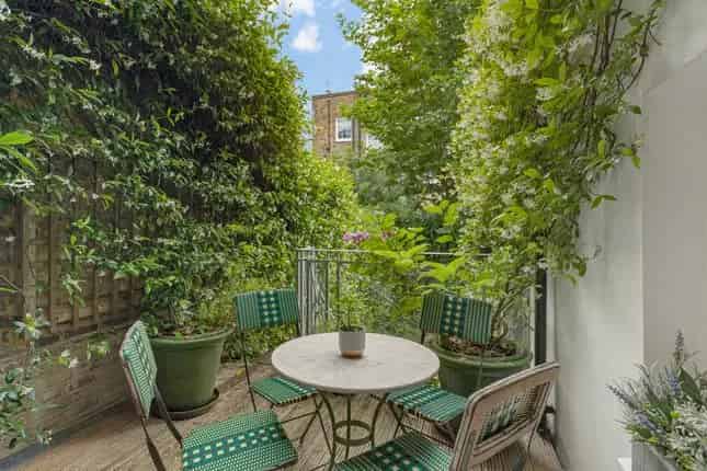 Chelsea Townhouse for Sale: Elegant Family Home with Self Contained Flat