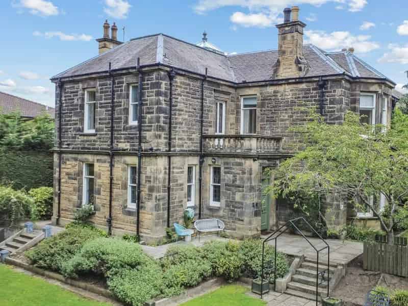 4 Bedroom Edinburgh Family Home with Garden and City Views