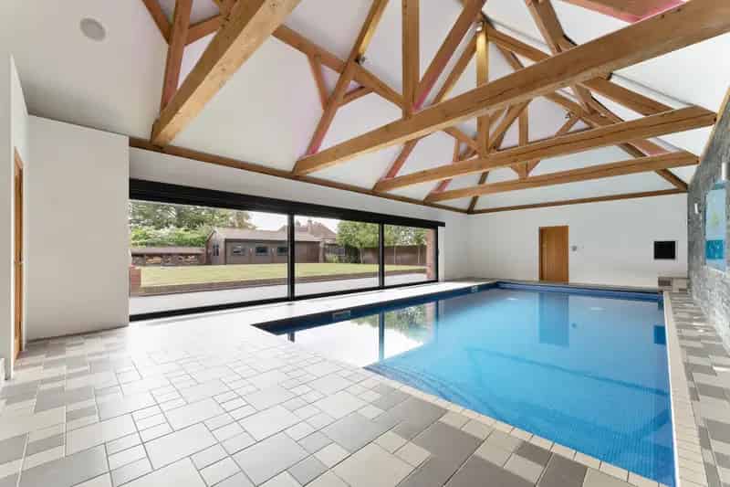7 Bedroom Detached House with Indoor Pool Near Southampton Common