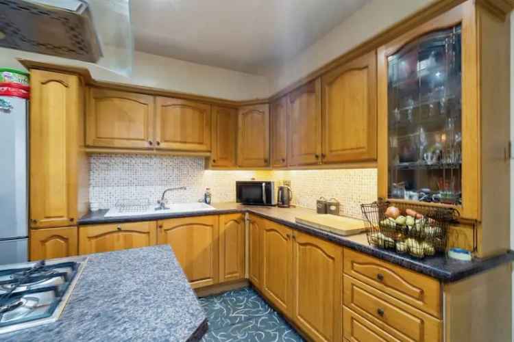 Spacious Family Home Near M62
