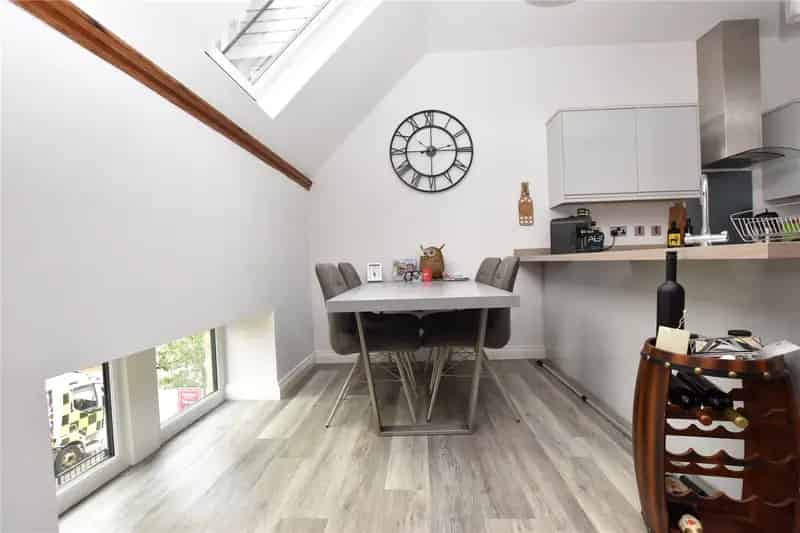 Charming 2-Bed Duplex Apartment near Morley Town Centre