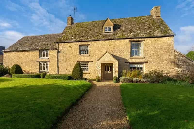 6 Bed Detached House with 3 Guest Suites and 4 Acres