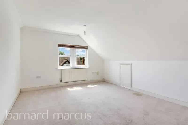 2 Double Bed 2 Bath Apartment Croydon 776sqft Gated Parking