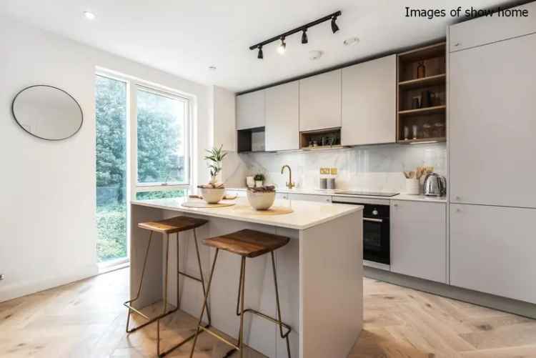 Flat For Sale in London, England