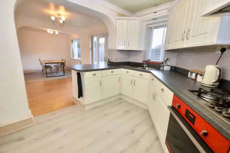 3 Bed Extended Semi Detached House - Modern Kitchen Diner - Private Garden