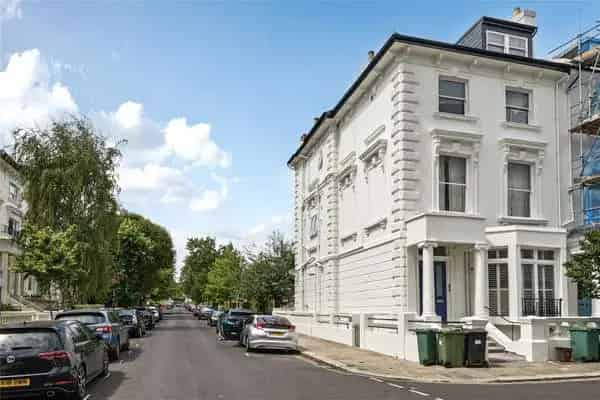2-Bed Ground Floor Apartment with Patio Garden - Chain Free
