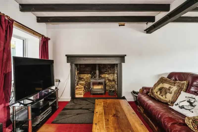 2 Bedroom Semi-Detached Cottage Rhos - Character Home with Modern Efficiency