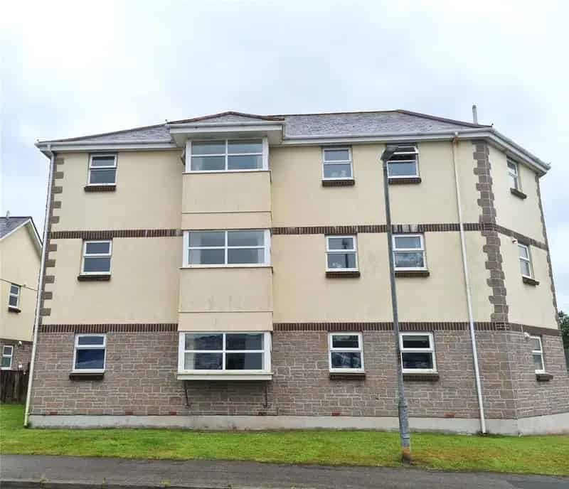 2 Bedroom Flat to Rent Near Village with Parking