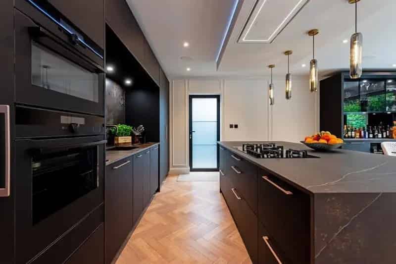 6 bed house for sale