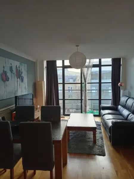 2-Bed Flat Near Kew Bridge - Spacious & Convenient