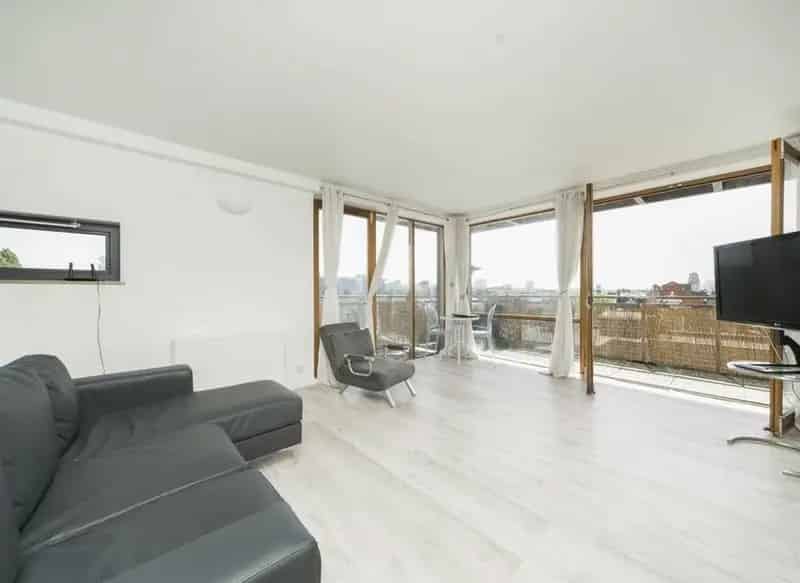 Modern 2-Bed Flat near Jubilee Line with Balcony