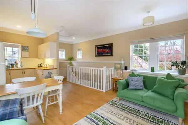 2-Bedroom Renovated Cottage with Garden and Parking