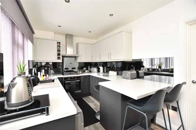 Spacious Family Home with Garden Room and Garage