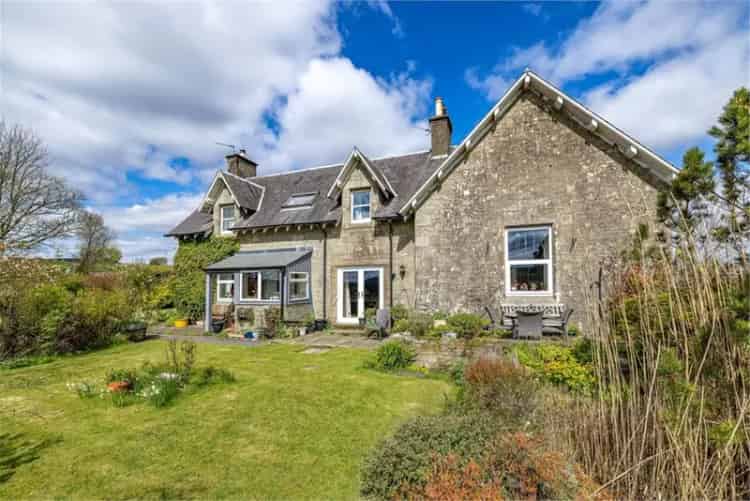4 Bed Detached House with 2 Reception Rooms and Large Garden