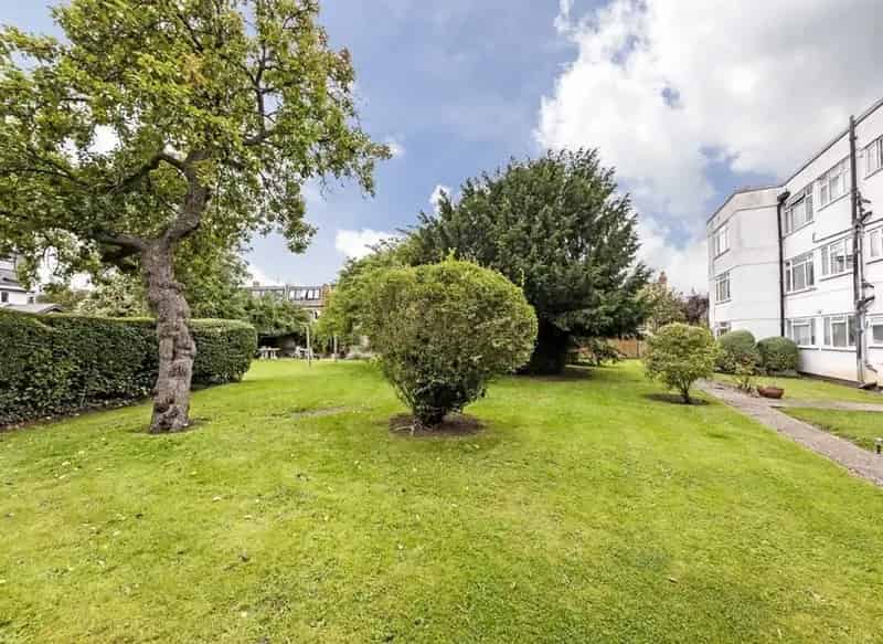 One Double Bedroom Apartment St Margarets