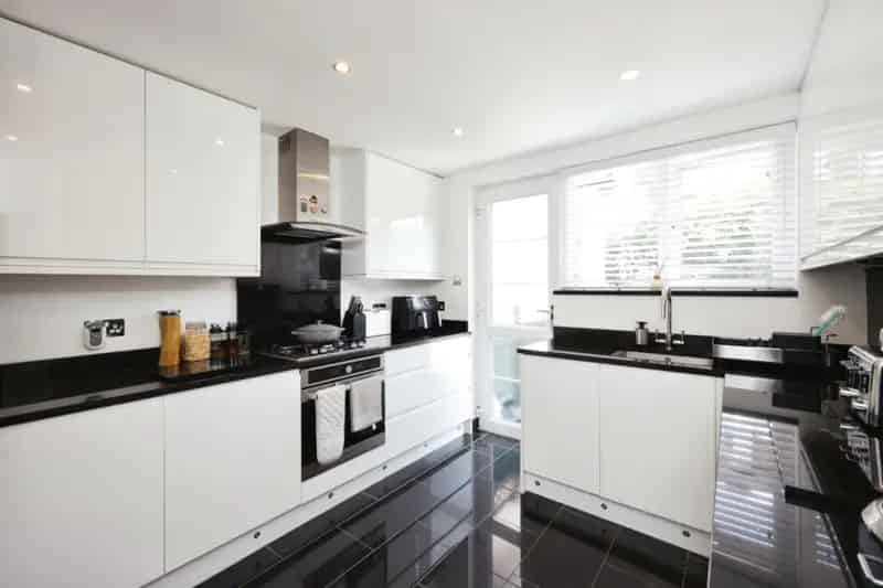 2 Bedroom Flat For Sale - Recently Renovated Ground Floor Maisonette