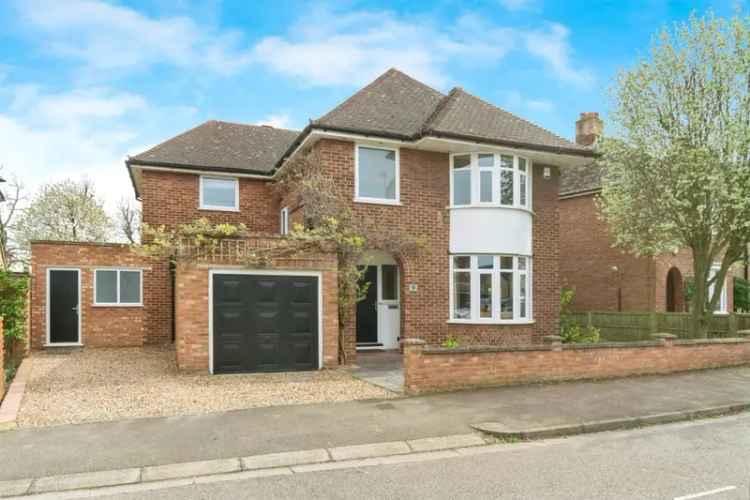 Spacious Detached House Near Royston Station