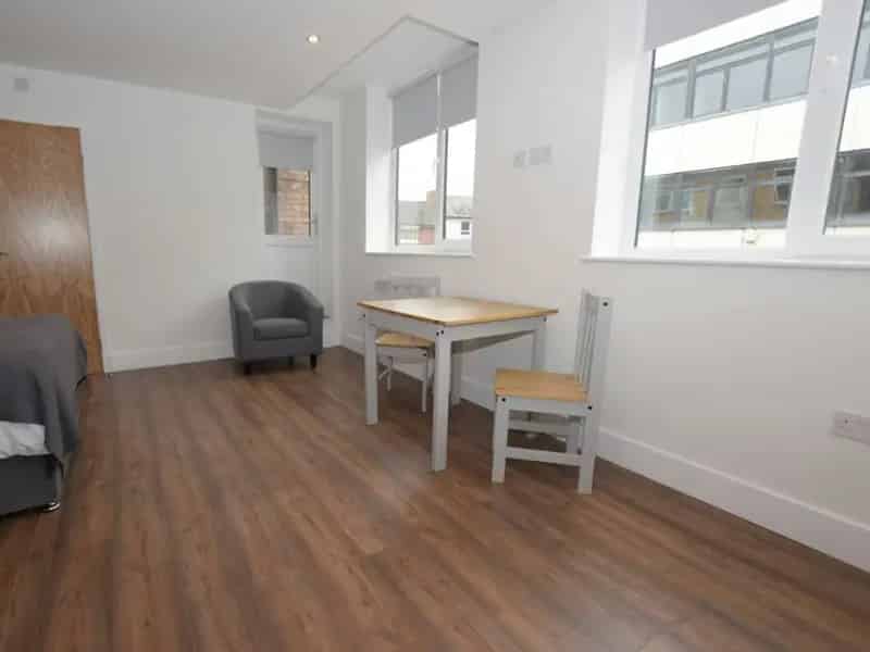 Stylish Town Centre Studio Apartment Near Train Station