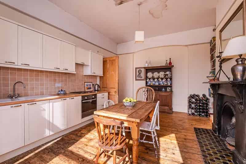 5 Bedroom Semi-Detached House for Sale in Clapham