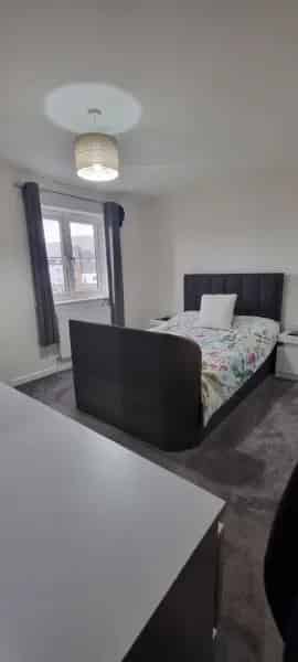 3 Double Bedroom Semi Detached House with Garden and Parking