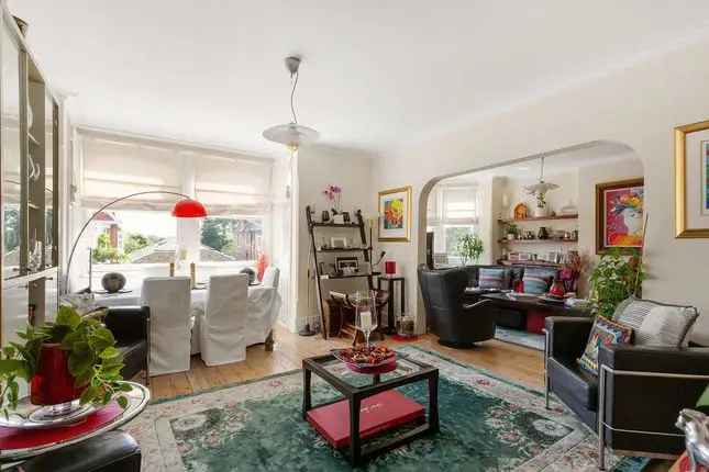 Detached House for Sale in London W3