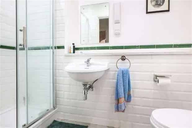 2 Bed Flat for Sale Near High Street Shops