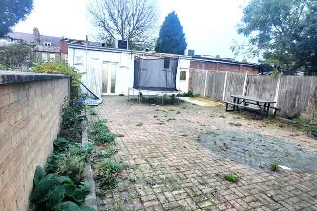 Semi-detached House for Sale in Warwick Grove London E5